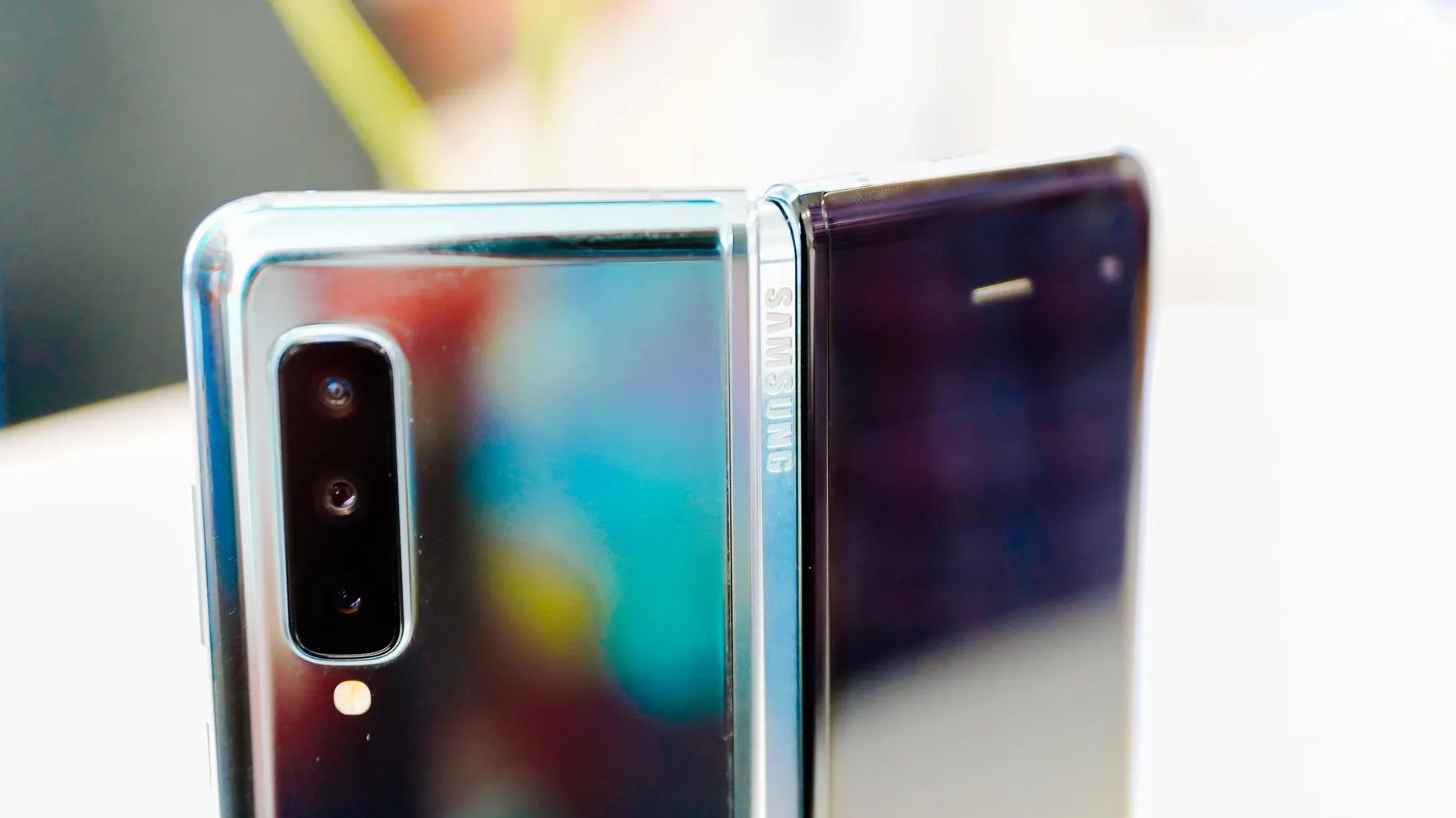 У Samsung Galaxy Fold смешной брак. Отваливаются буквы