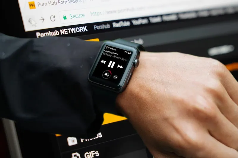 Владелец Apple Watch целый день ходил со странной фразой на экране. А потом почувствовал себя идиотом