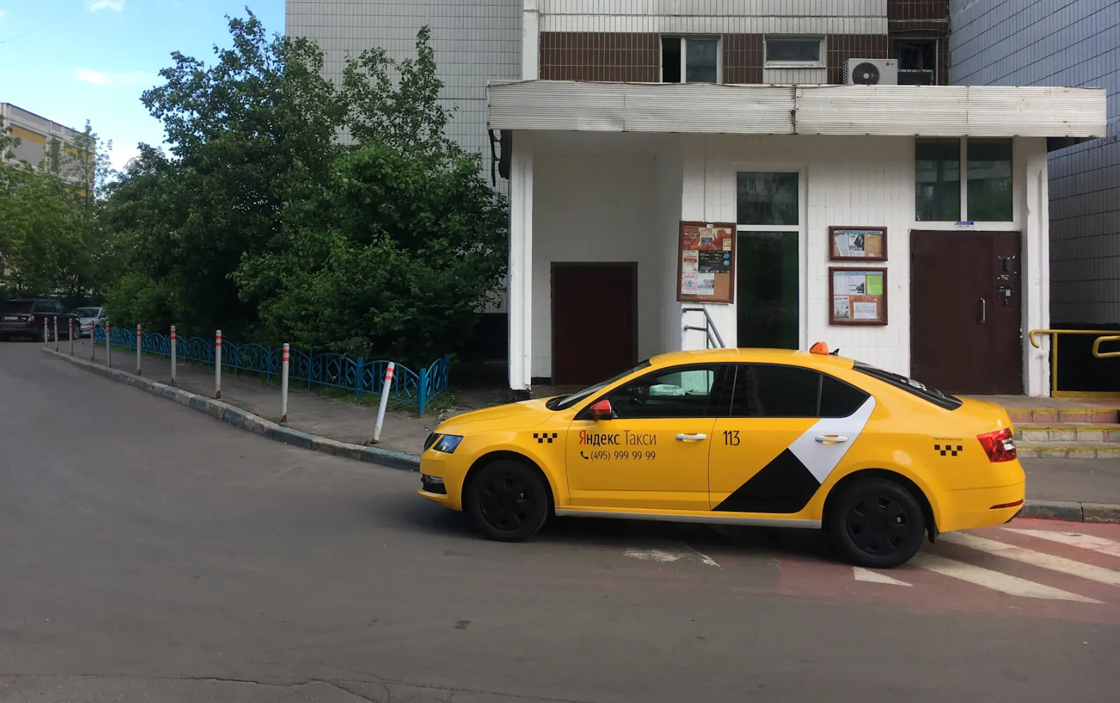 Физика-таксиста задушили зарядкой из-за двух тысяч. Его тело двое суток пролежало в машине