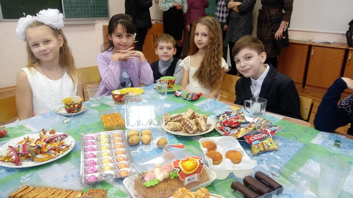 «Ты за общим столом сидеть не будешь». Несдавшую деньги школьницу затравили родители других детей