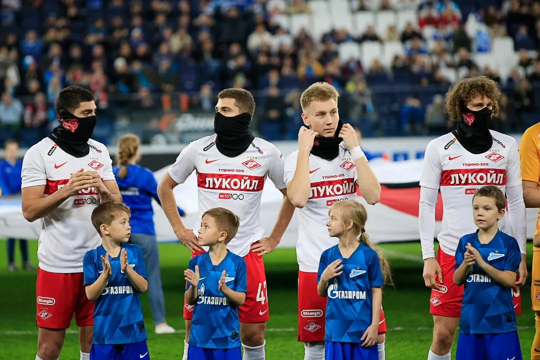 Игроки «Спартака» вышли на матч в шарфах. Это была реклама Nike, но фанаты нашли теорию заговора