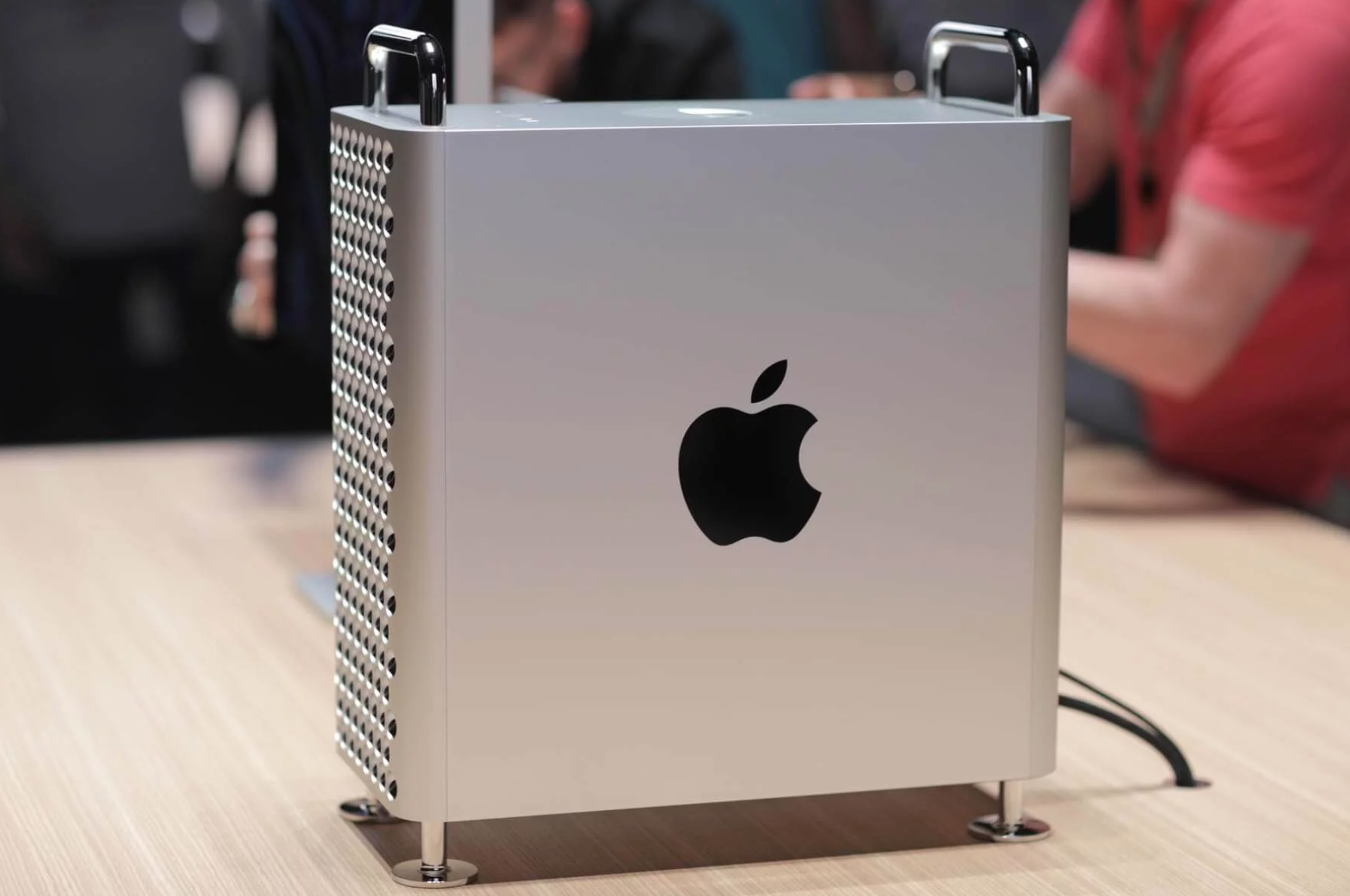 Известны русские цены на Mac Pro. Подставка стоит как новый iPhone, сам  компьютер – как автомобиль — Палач | Гаджеты, скидки и медиа