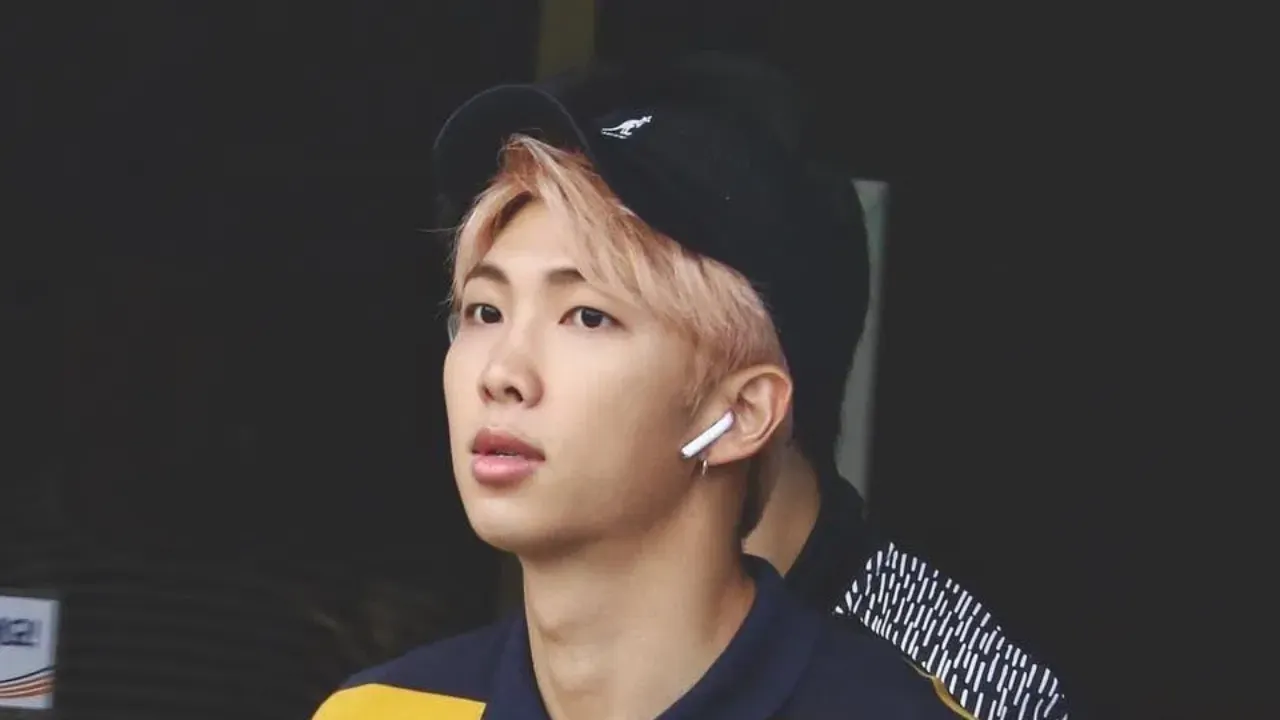 Лидер BTS потерял 33 пары AirPods. И продолжает терять наушники