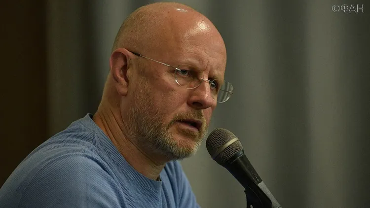 Гоблин строит из себя киноведа покруче, чем BadComedian. Как же это нелепо