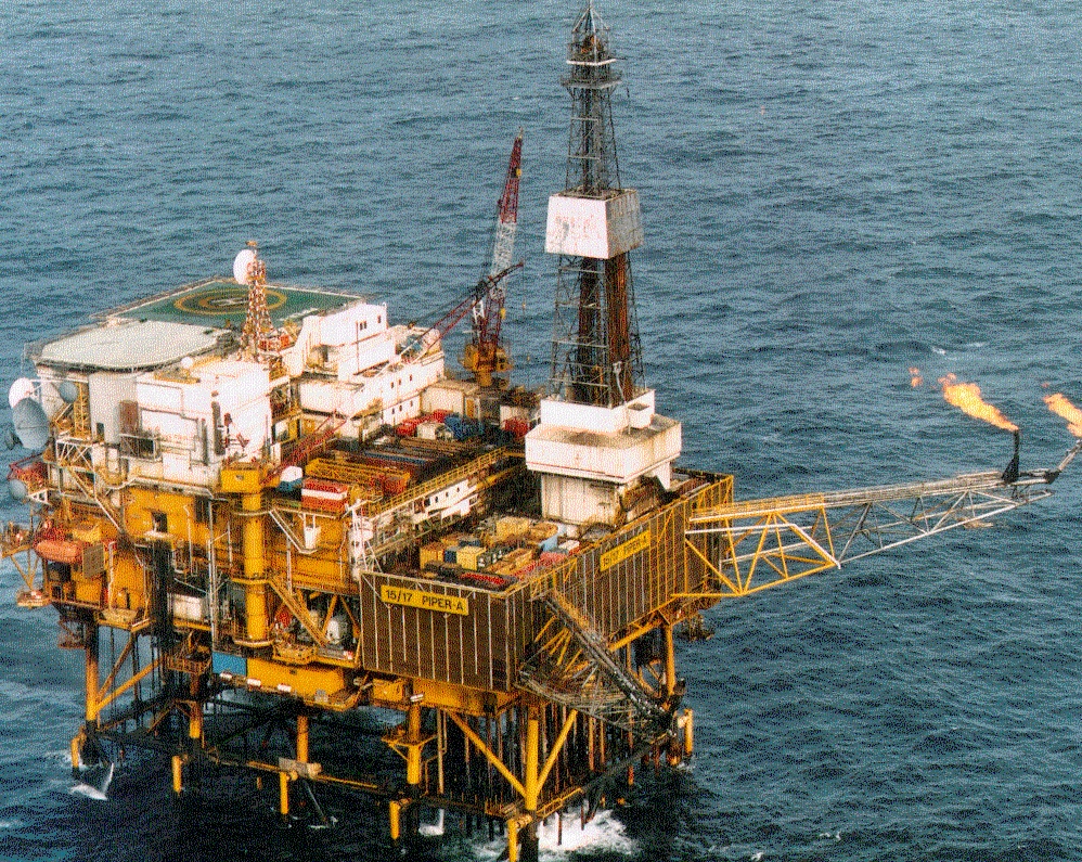 Платформа alpha. Нефтяная платформа Пайпер Альфа. Взрыв на нефтяной платформе Пайпер Альфа. Piper Alpha сгоревшая нефтедобывающая платформа. Пожар на нефтяной платформе Piper Alpha 6 июля 1988 года.