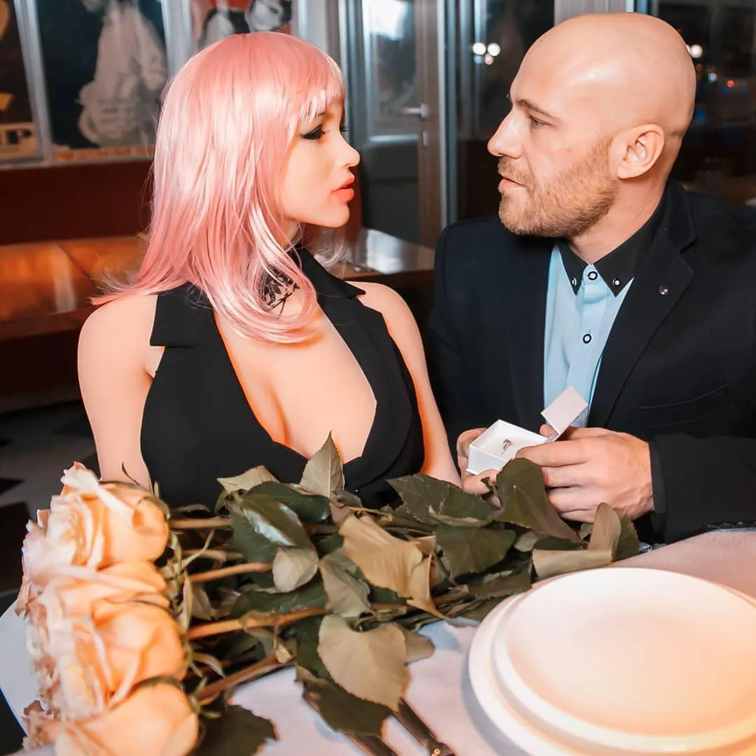 Бодибилдер из Казахстана сделал предложение кукле. Он отбил ее у другого парня и ведет ее инстаграм