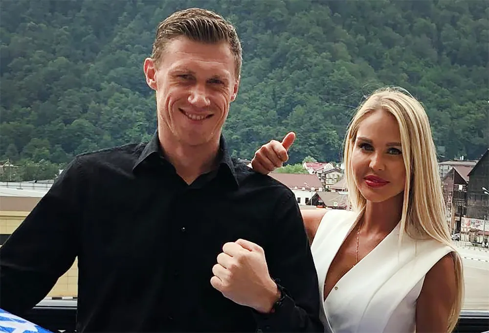 Жену футболиста Павла Погребняка везли на такси в ресторан, но выбросили с вещами на полпути. Она записала всё на видео