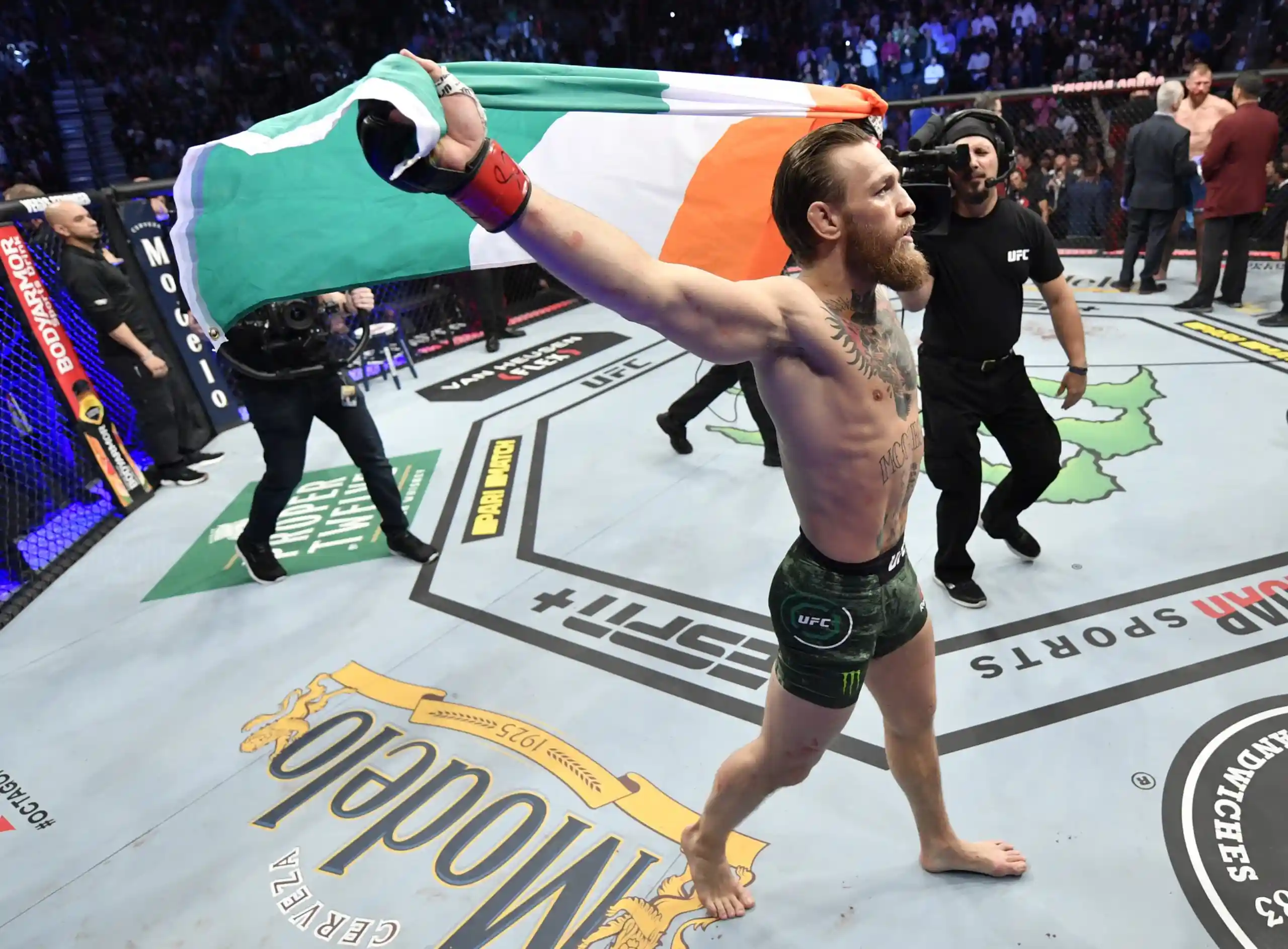 Конор Макгрегор нокаутировал Дональда Серроне за 40 секунд! Тут – полное видео боя