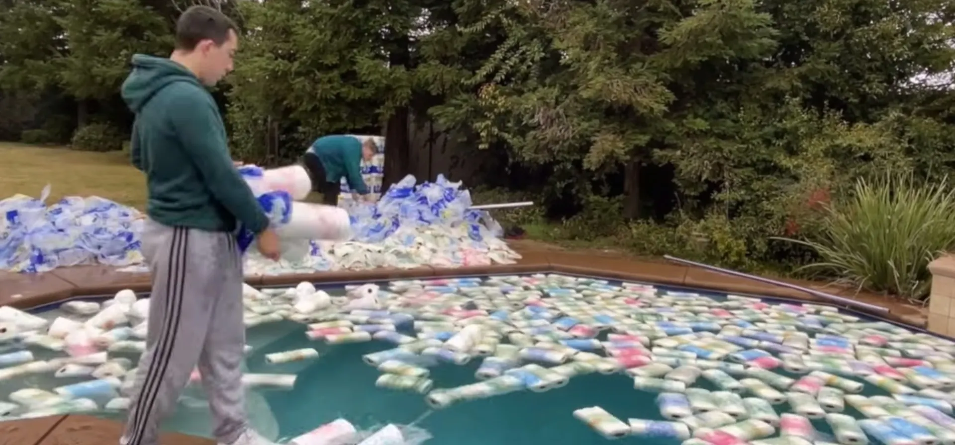 Блогер пытался осушить бассейн с помощью миллиона бумажных полотенец. Пришлось извиняться перед аудиторией