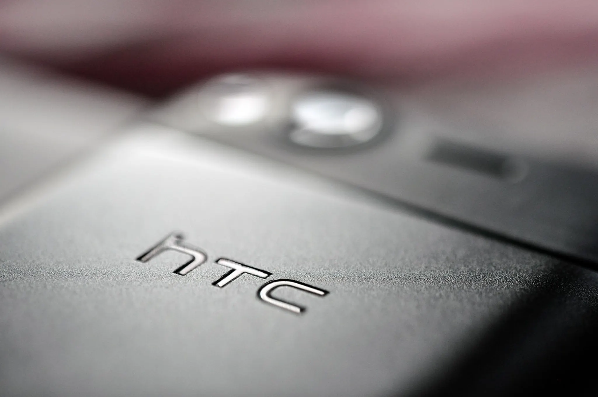 HTC падает в пропасть. Здесь – унизительная статистика для этого бренда