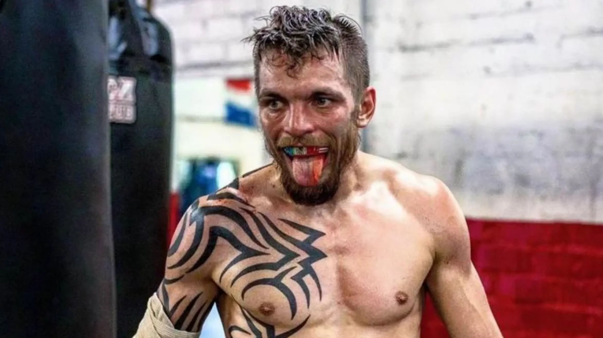 Украинский боксёр Иван Редкач укусил оппонента во время боя. Он крикнул «Майк Тайсон!»