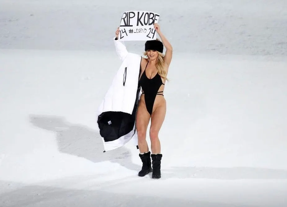 Модель Кинси Волански устроила новый забег – в купальнике и с плакатом о Коби Брайанте. Ее поступок не оценили