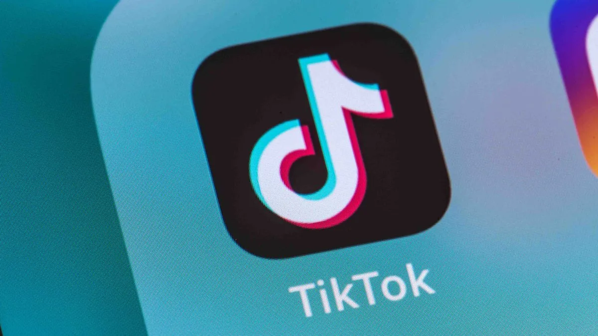 Школьники жгут розетки с помощью зарядника и монетки. Что за новый челлендж?