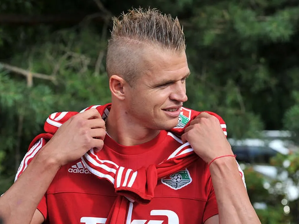 «Тебе срочно нужен пиарщик, который убережет от бед». Футболиста Тарасова осудили за шутку про коронавирус