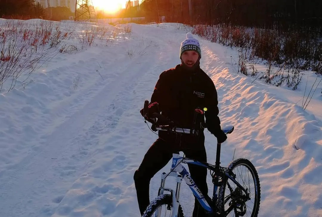 Михаил Асташов работает курьером в «Яндекс.Еде». У него нет ног и рук, но он чемпион