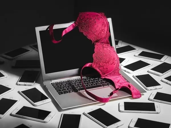 «Стыдно, но у меня был секс с обладателем Android-смартфона». Самый токсичный твит выходных