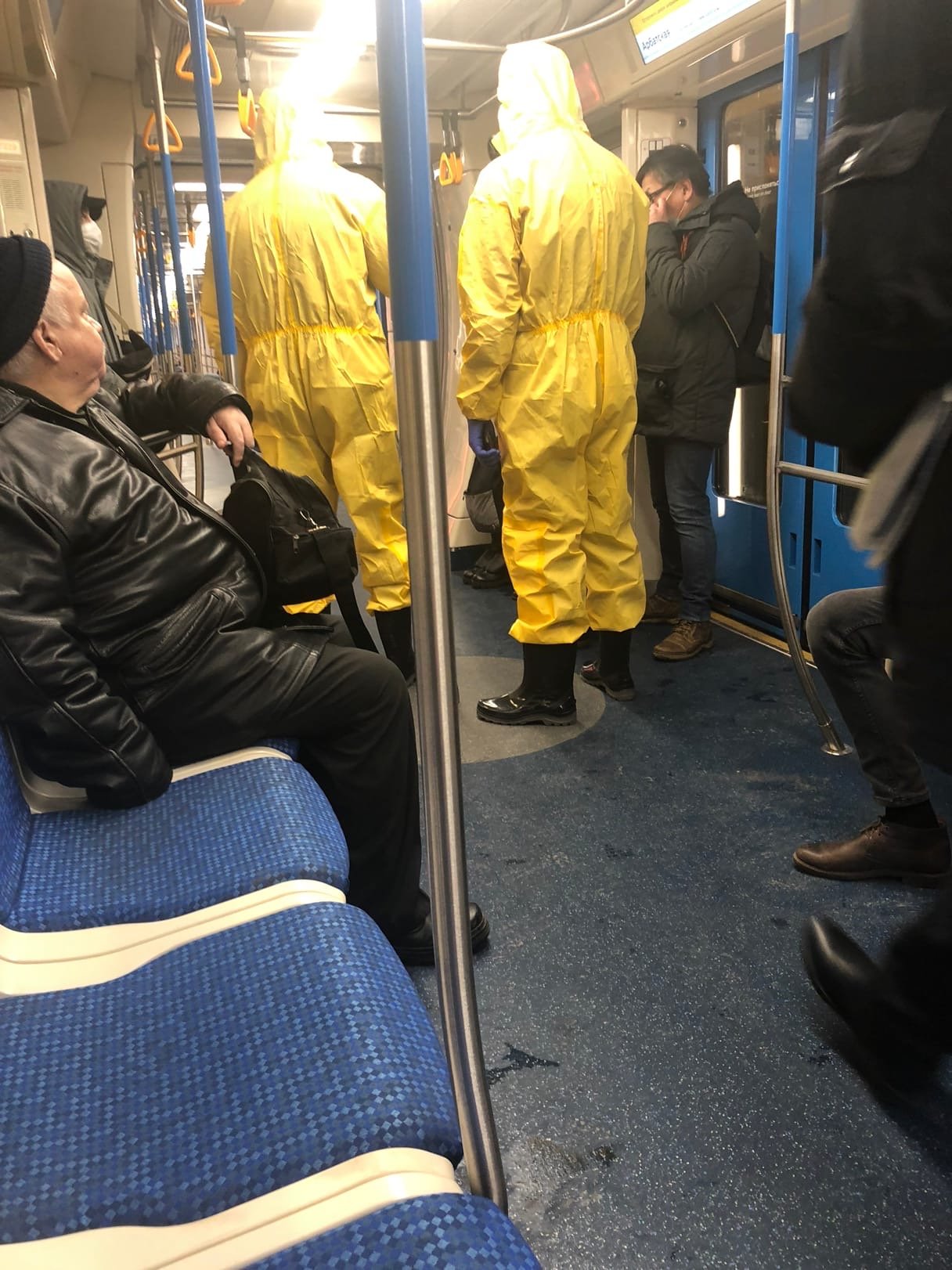 Скинул в метро. Китайцы в Москве в метро. Люди в костюмах в метро.