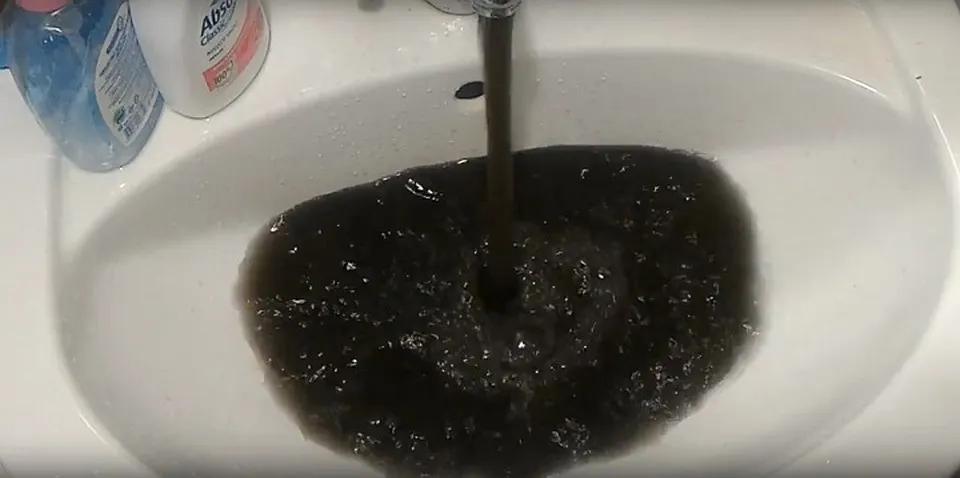 Попробовал чёрную минералку для очищения организма. Это очень полезно или очень вредно?