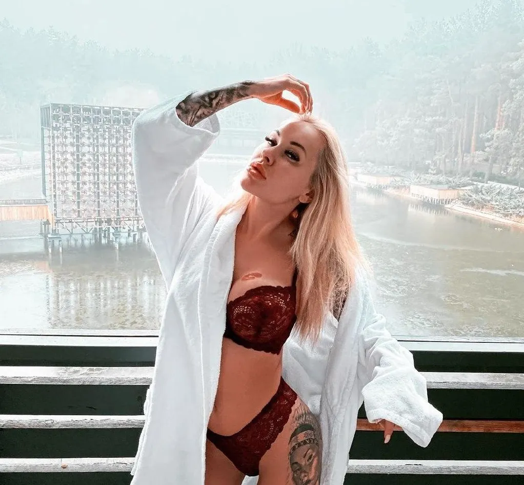 Жена футболиста спела гимн Украины в нижнем белье. Теперь ее могут посадить на 3 года