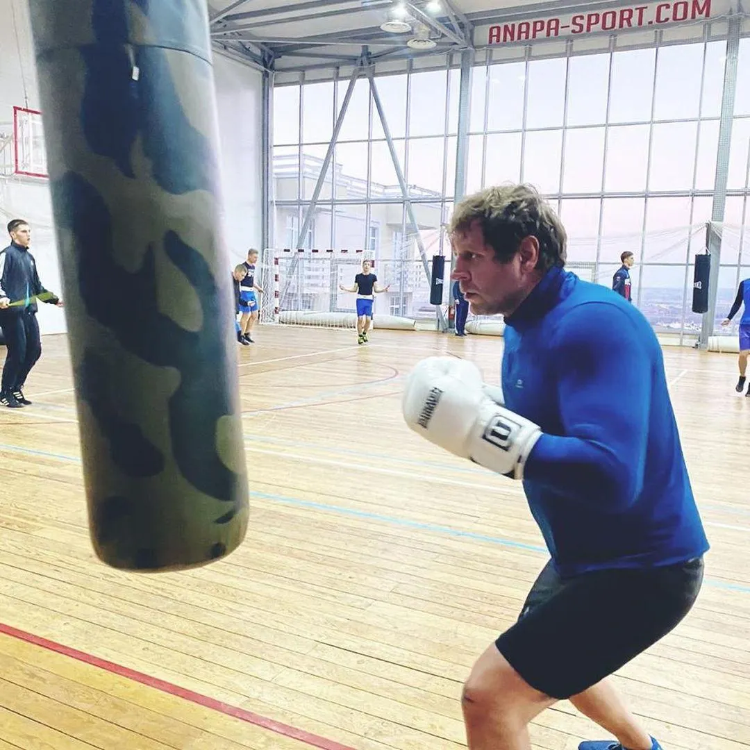 Александр Емельяненко поспорил, что не будет пить целый год. На кону – подарок от Кадырова