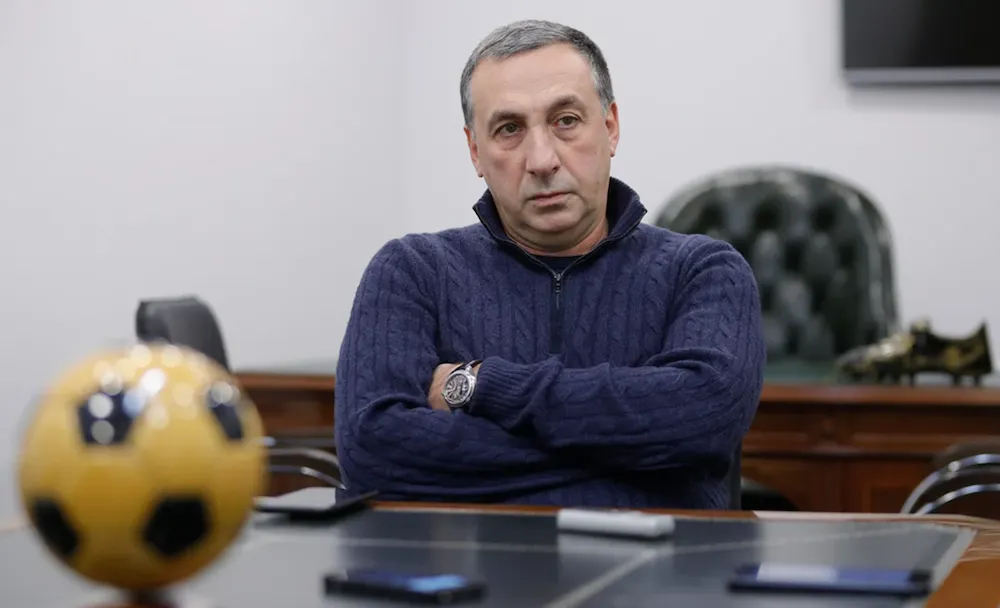 Президент ЦСКА Евгений Гинер впервые показал руку с отрезанным пальцем. Есть версия, что его отняли за долги