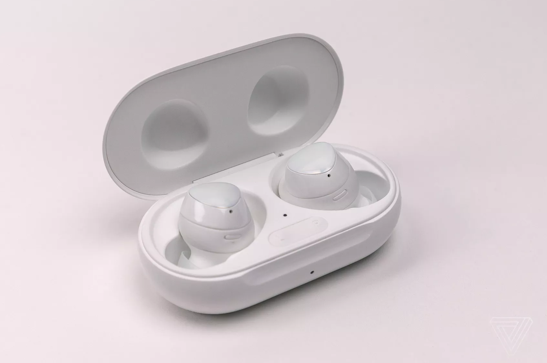 Гелакси бадс. Наушники TWS Samsung Galaxy Buds. Беспроводные наушники Samsung Galaxy Buds Plus. Наушники беспроводные Samsung Buds 2020. Наушники Samsung Buds 2020.