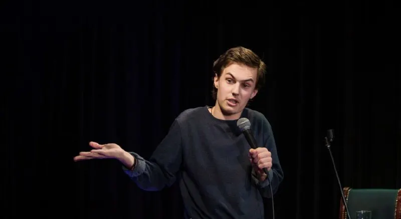 Комик Саша Долгополов возвращается в Россию. Опасность миновала?