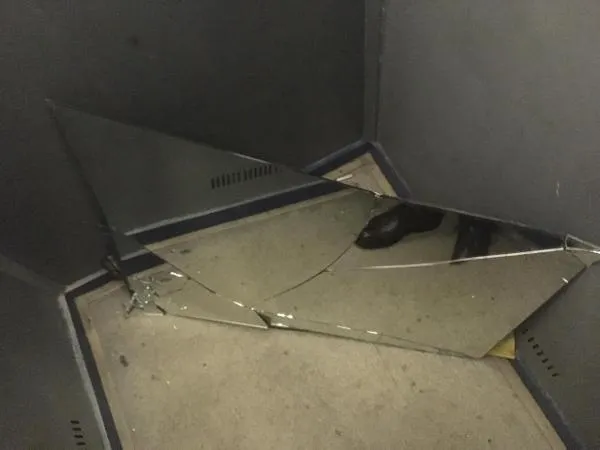 Мужик хотел украсть зеркало из лифта на глазах у сына. Получилось самое жалкое видео дня