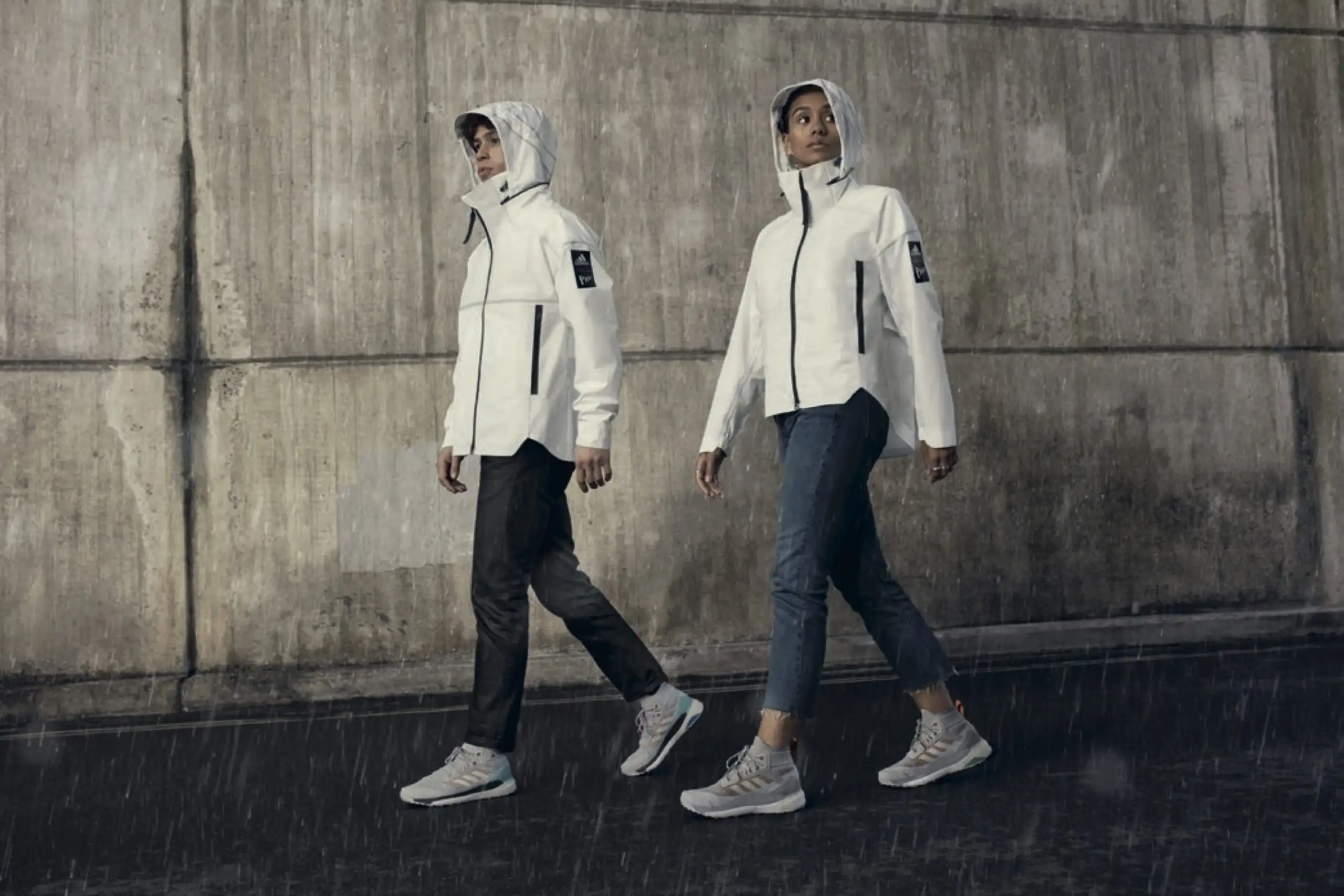 adidas выпустила технологичную парку. Она на 100% защищает от дождя и ветра