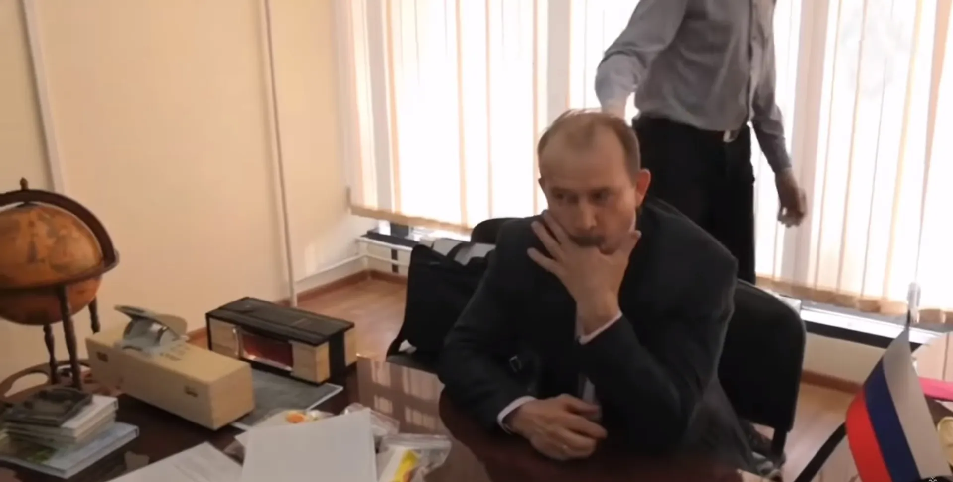 Трэш недели. Чиновник-коррупционер попытался съесть улику и подавился