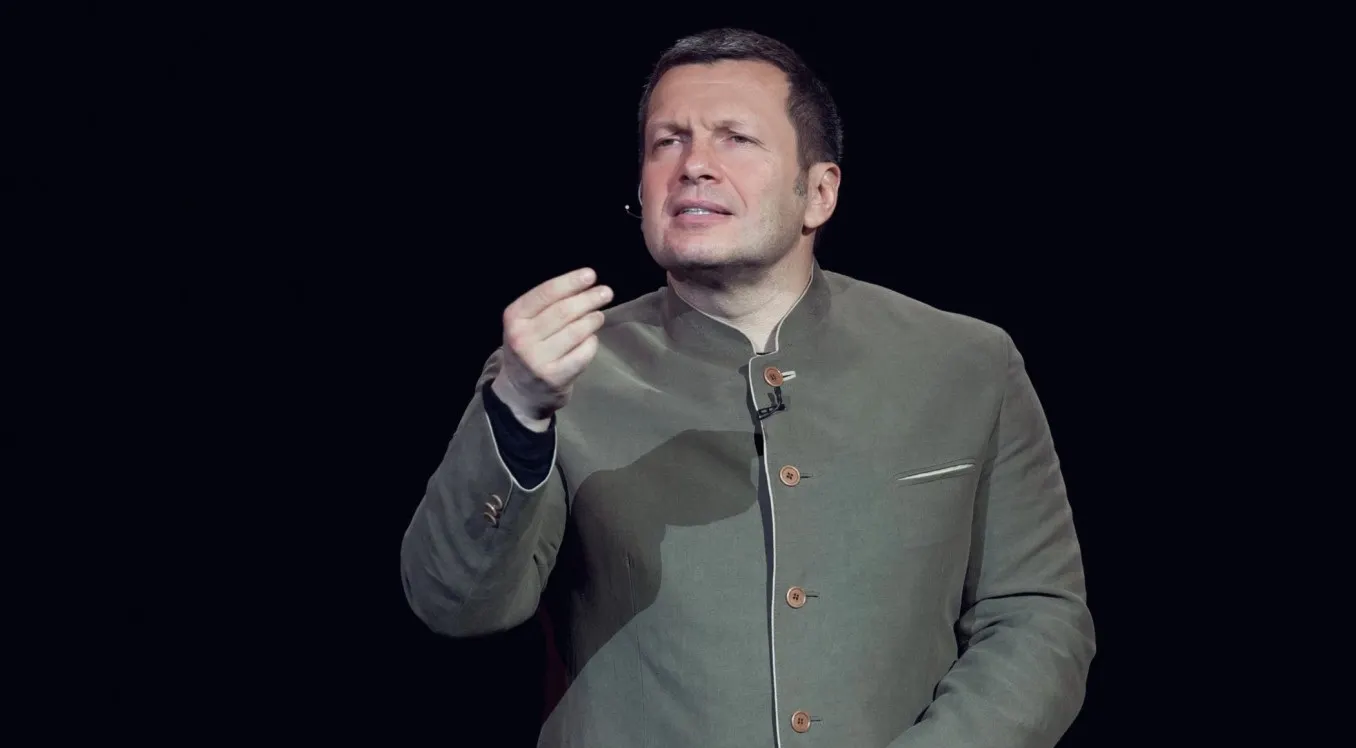 «Позовите еще Геббельса». Фанаты «Динамо» разносят клуб за приглашение Владимира Соловьева на футбол