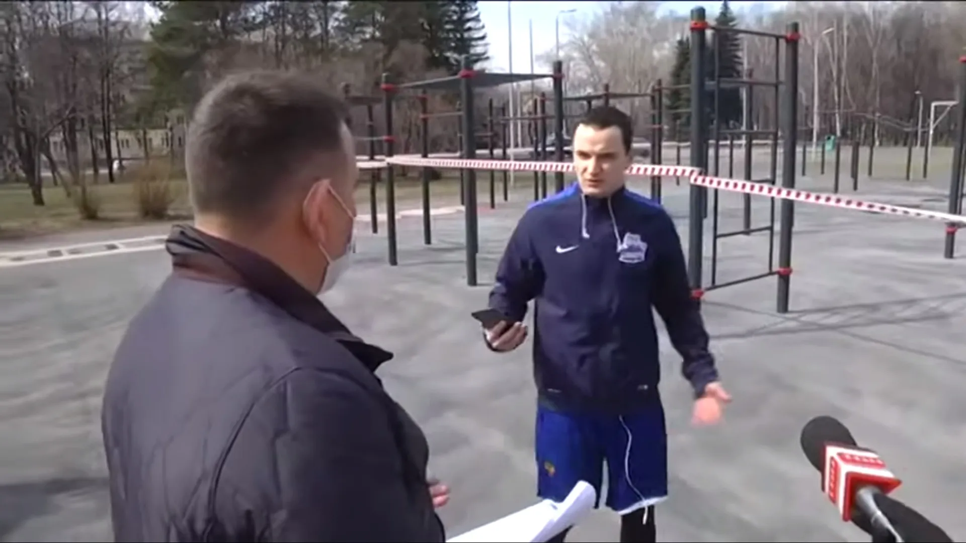 Бывший хоккеист унизил мэра Новокузнецка. Чиновник пытался загнать мужчину домой