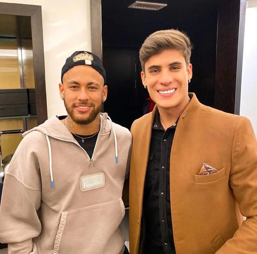 52-летняя мама Неймара закрутила роман с 22-летним парнем. Он младше футболиста на 6 лет и играет в киберспортивной команде