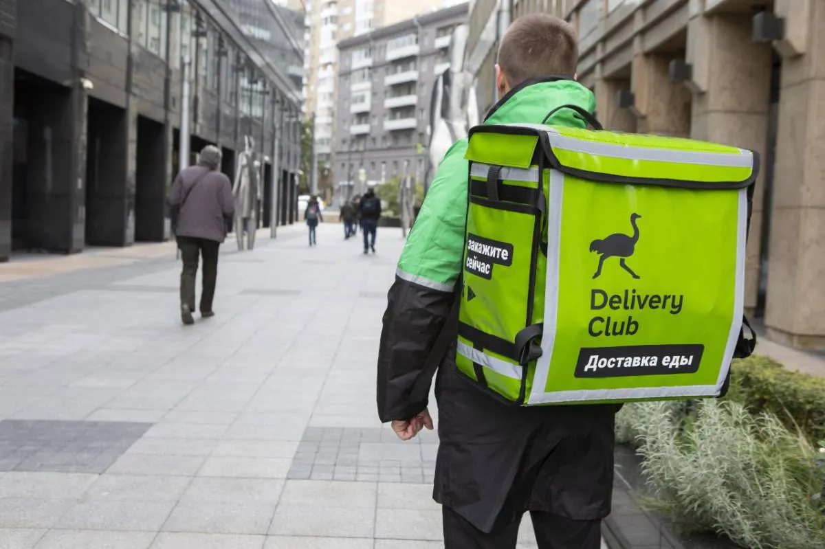 «Я начала кричать». В Петербурге курьер Delivery Club пробрался в квартиру клиентки и предлагал массаж