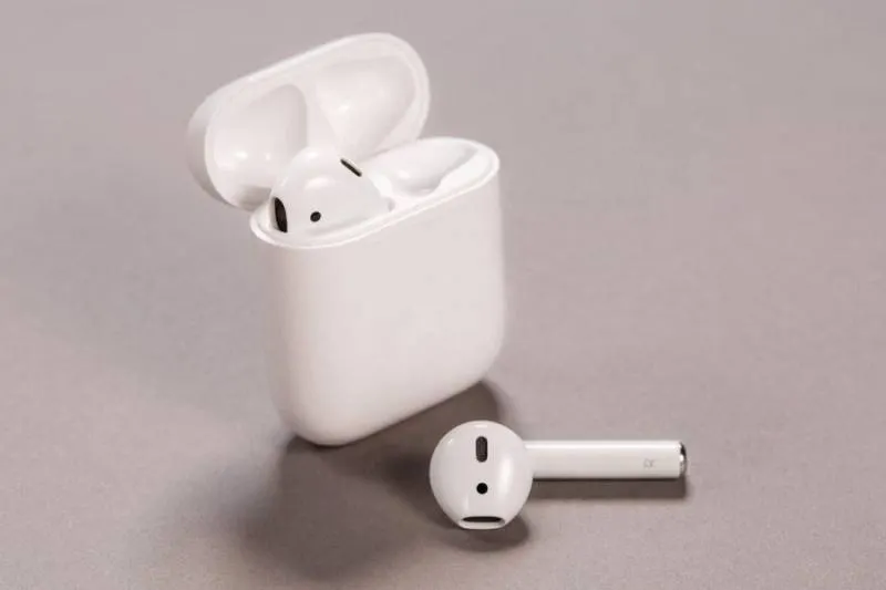 Девушка заказала фейковые AirPods и сильно удивилась. Кажется, продавец напутал с размером гарнитуры