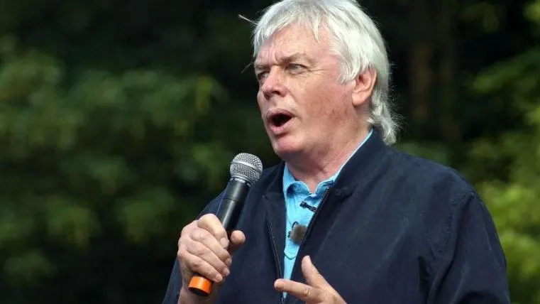 Ютуб забанил канал конспиролога Дэвида Айка, который придумал бред про чипирование. Чем еще он известен?