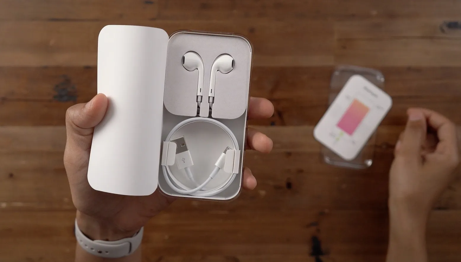 Из коробки iPhone 12 уберут наушники. Это хитрый план Тима Кука