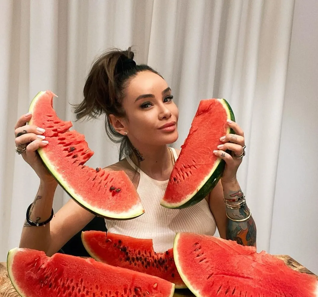 Айза прорекламировала поправки в Конституцию. А в следующем посте посмеялась над теми, кто это делает