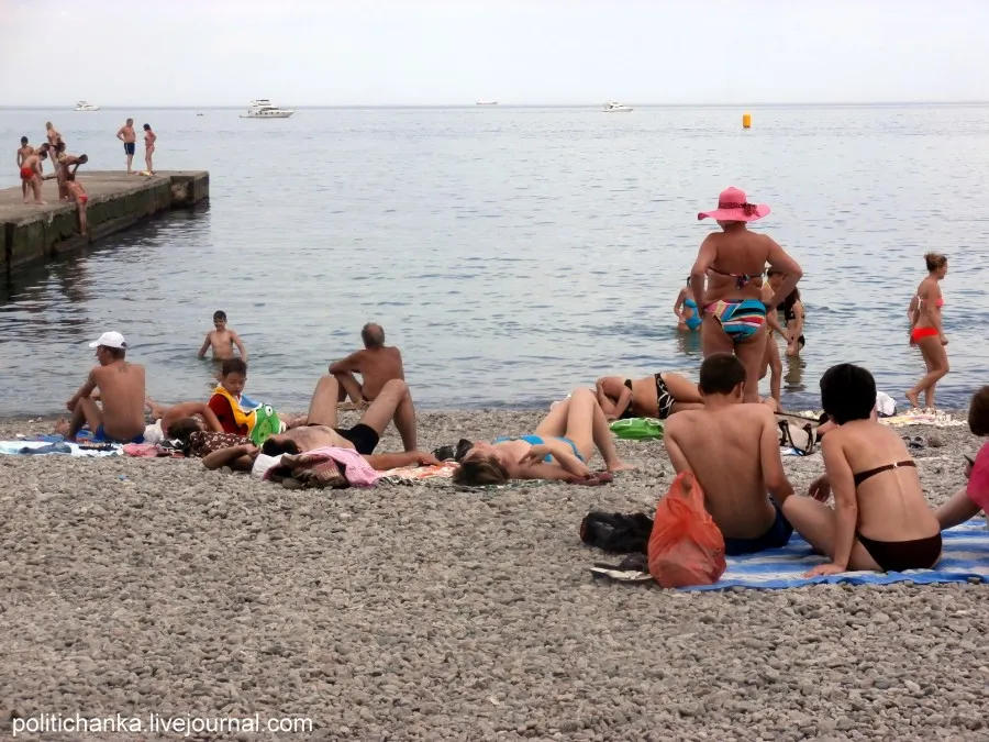 Мужик съездил в Крым с семьей. Сколько денег он потратил за 2 недели?