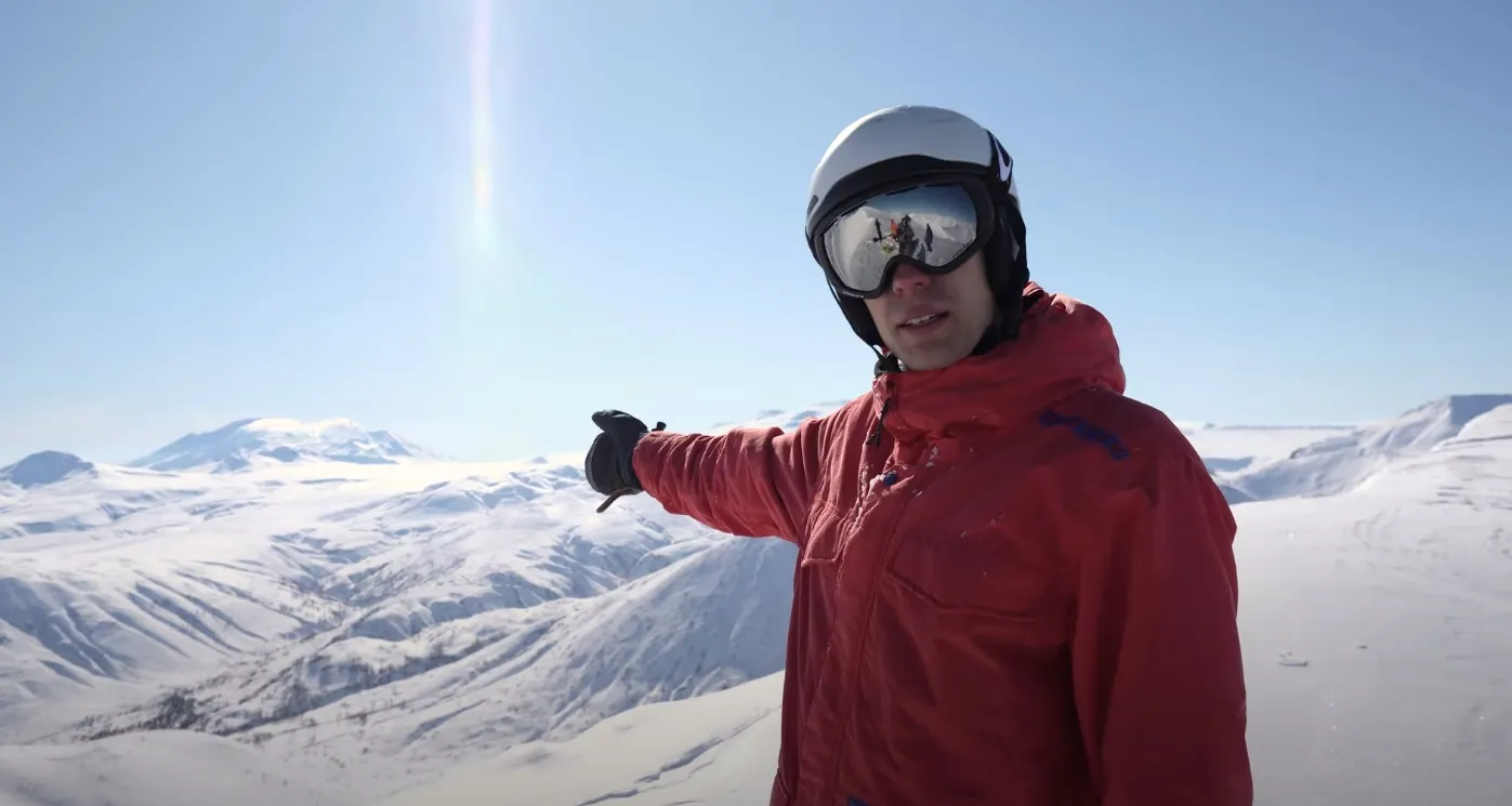 «Все, кого я знаю, хотят уехать». Фильм Дудя про Камчатку – дорогой трэвел-влог о бедности и разрухе