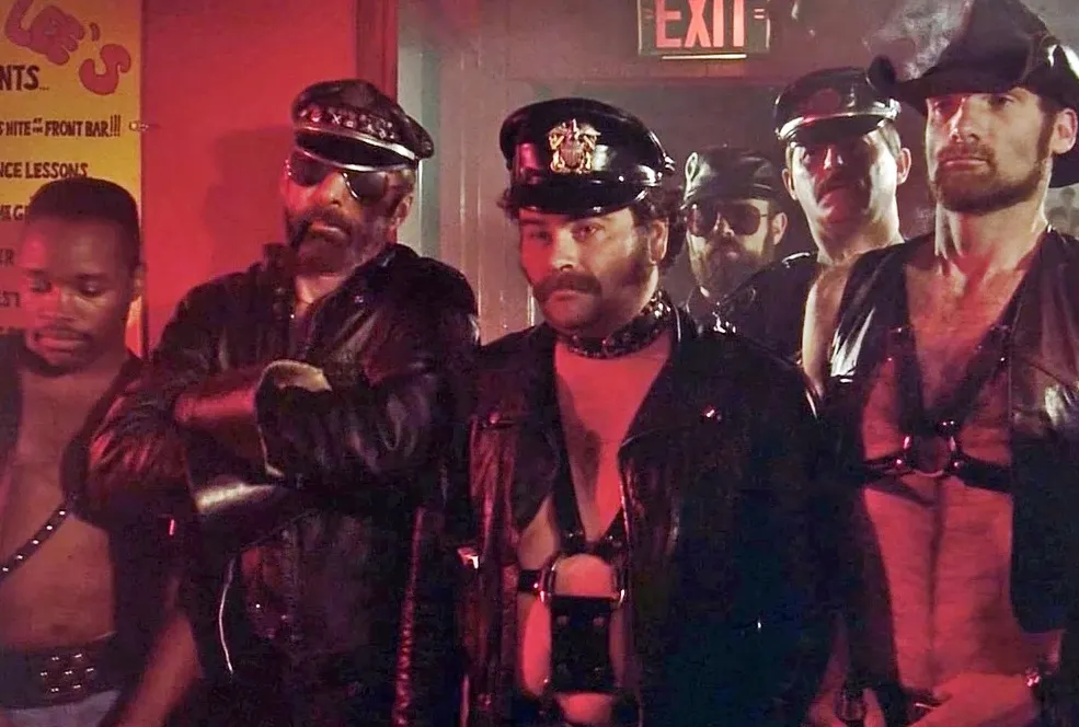 Ефрейтор посадил сослуживца на бутылку. У того моральная (и физическая!) травма