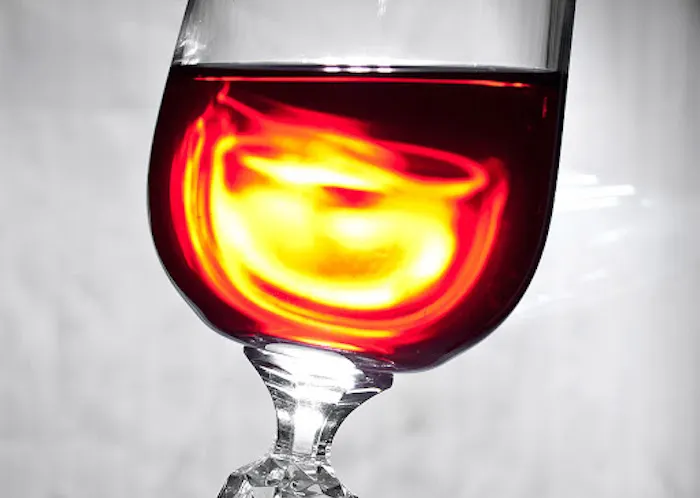 Как проверить качество напитка фонариком? И как пахнет пропавшее вино?