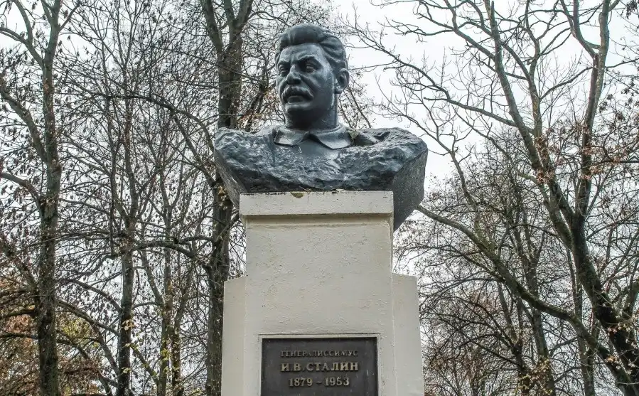 «Сейчас не так часто встретишь памятник Сталину». 10 самых глупых твитов про СССР
