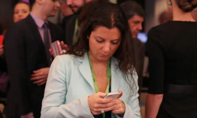 Почему Маргарита Симоньян не ставит твердый знак в переписке? Кажется, она не очень дружит с техникой