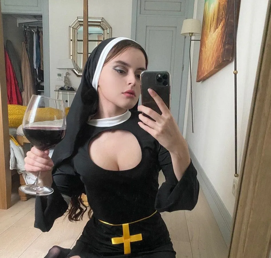 Владислав Поздняков натравил подписчика на тиктокершу Websamka. Она тверкала в наряде монашки, а теперь ей разбили лицо