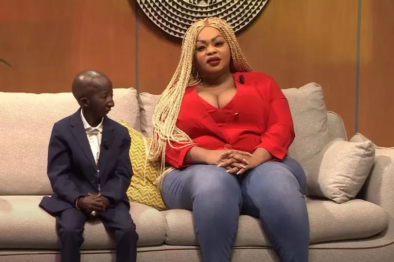 Модель плюс-сайз встречается с карликом, который в два раза меньше. Как они выглядят вместе?