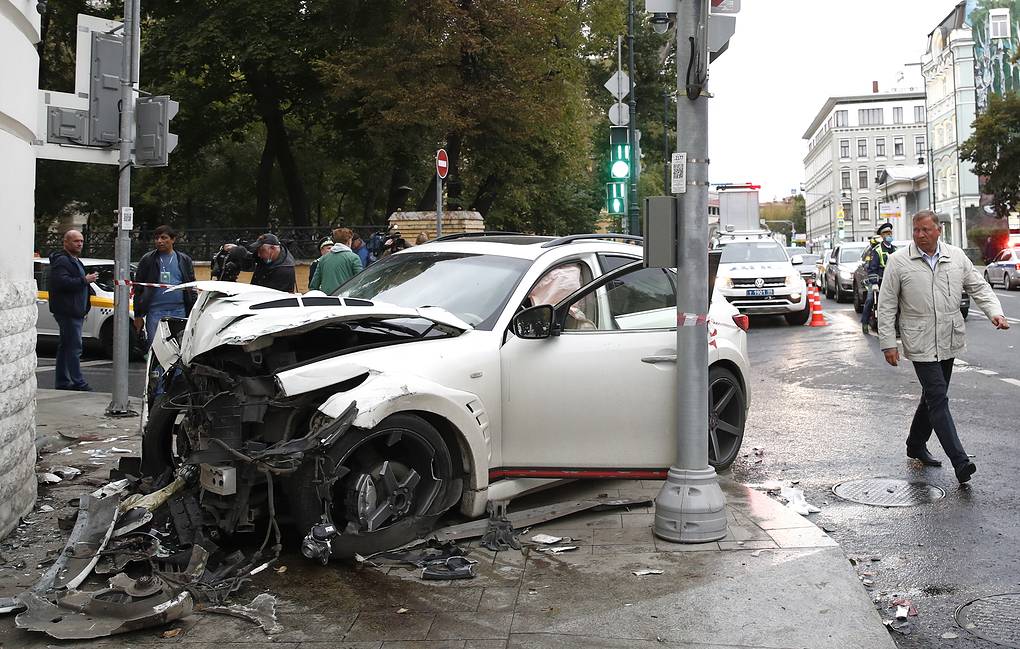 Ваш друг недавно попал в аварию сумму. ДТП на Остоженке 21 сентября. Авария Инфинити Москва. Авария в Москве Остоженка.