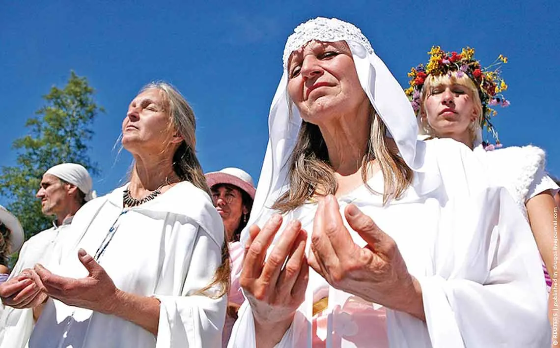 НЛО, богиня Лебедь и предки на космолетах. Кому поклоняются и во что верят в самых странных российских сектах?
