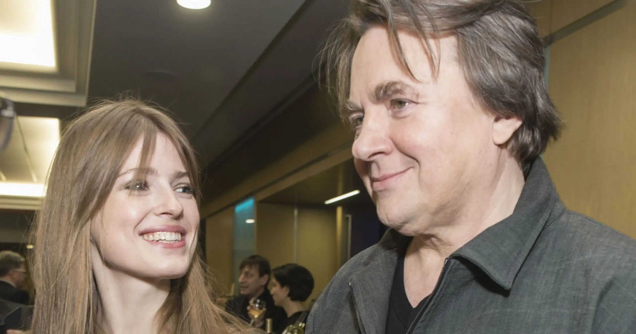 Похоже, жена Константина Эрнста верит в приметы и суеверия. Содержимое её сумочки может вызвать смех