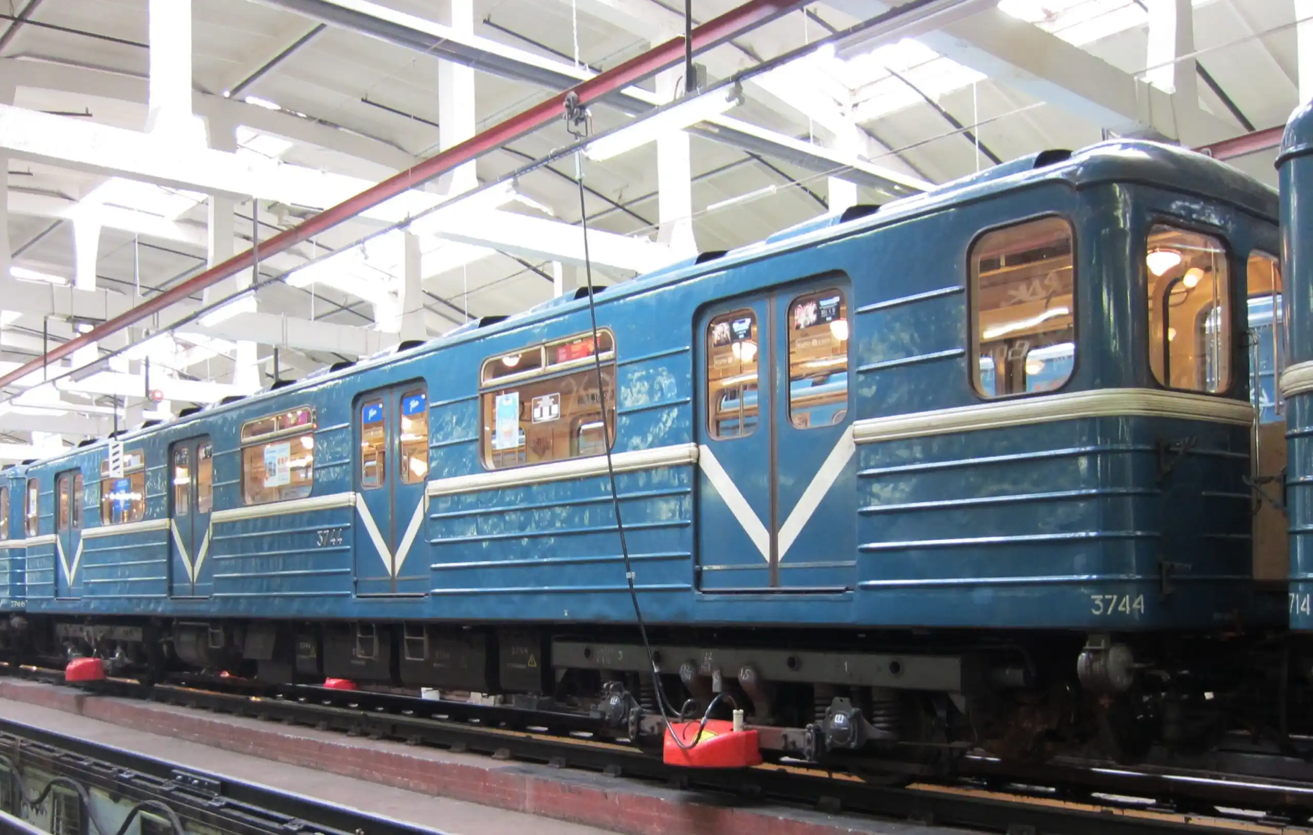 «Задача – убрать человека с путей максимально быстро». Машинист метро раскрыл секреты работы в подземке